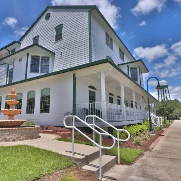 The Cypress Inn Bed & Breakfast