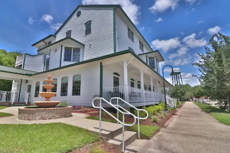 The Cypress Inn Bed & Breakfast Отели рядом с достопримечательностью «Конуэй Риверуок»