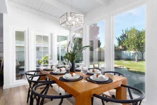 EV Charger L2 Cozy Home short distance to Downtown Riverside