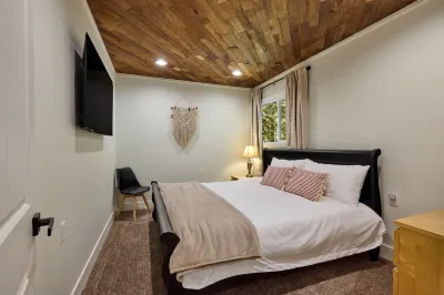 NEW - Cozy Waterfront Cabin Nestled in the Forest - King beds / AC / Fast Wi-fi