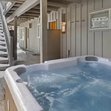 2 Sarazen Home with Hot Tub and BBQ on the Deck, Close to Woodlands Golf Course by Redawning