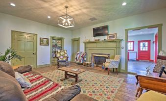 Renovated KY Farmhouse Retreat w/ Pasture Views! - Housity