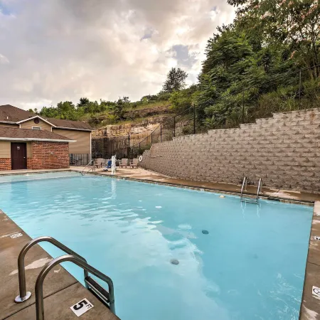 Cozy Condo w/ Pool Access in the Heart of Branson!