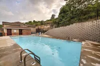 Cozy Condo w/ Pool Access in the Heart of Branson! - spa