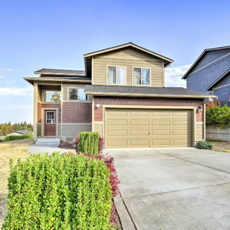 Pet-Friendly Poulsbo Abode w/ Mountain Views!