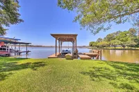 Waterfront Onalaska Retreat w/ Private Dock! - parking
