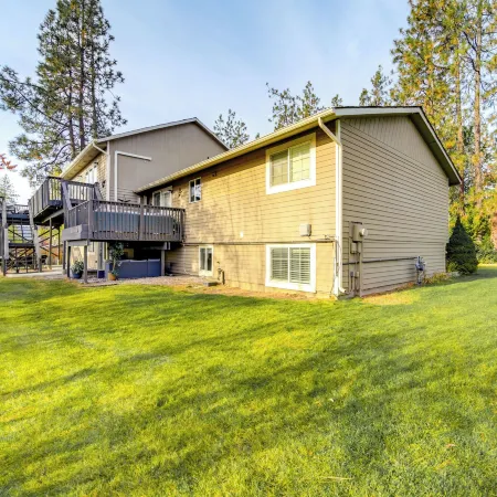 Lakeview Lodge w/ Spacious Yard: Families Welcome