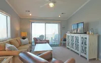 Wonderful 2-bedroom condo in Ocean Isle with 4 minute walk to the beach.