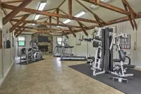Fire Pit & Games! Prow Chalet; Mins to Lake Wally! - gimnasio