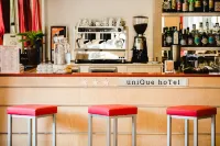 Unique Hotel - بار