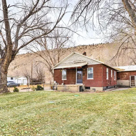 Cozy Helper Home w/ Fenced Yard, Pets Welcome