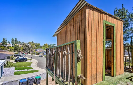 陽光充沛的橙縣住所，帶有火坑和後院！