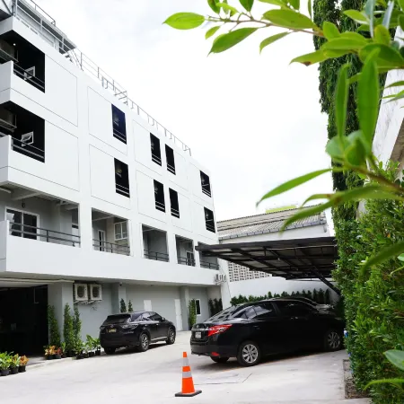 B-Black Hotel Chonburi Отели в г. Чонбури