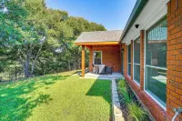 Modern Retreat w/ Backyard on Fossil Creek - 주차장