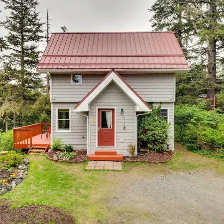 Juneau Vacation Home Stunning View and Beach Access