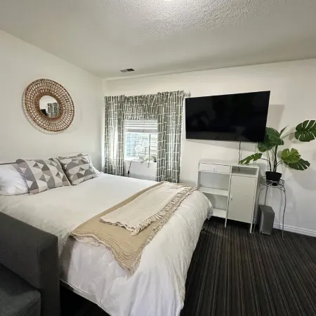 Hawaiian Sunshine 1-bedroom house in welcoming Provo with AC, WiFi