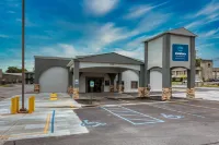 Clarion Pointe Decatur River City - parking