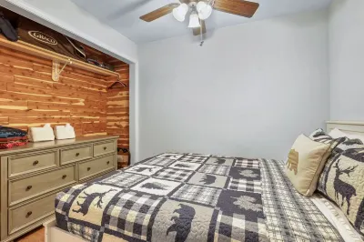 Alpine Alcove: Tahoe Tranquility Near Kings Beach Отели рядом с достопримечательностью «Парк Север Тахо Риджинал»