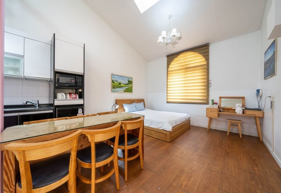 스위스샬레 펜션호텔의 깨끗한 객실 내부