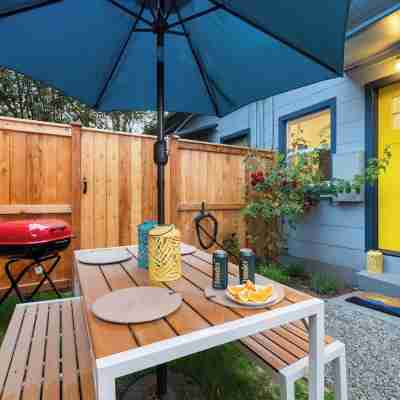 Vibrant Parkside Retreat -Newly Renovated, Hot Tub & Walkable to Downtown! Hotel Exterior