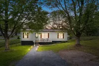 Charming 3 bedroom home minutes from NRG featuring a fire pit/outdoor games