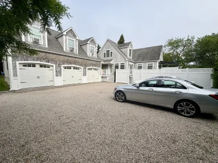 Coastal Cottage with Stunning Outdoor Shower - Spacious and Comfortable Retreat