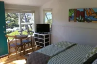 Aspen Cottage - Stylish Cottage with Sea Views Hotels in Porirua