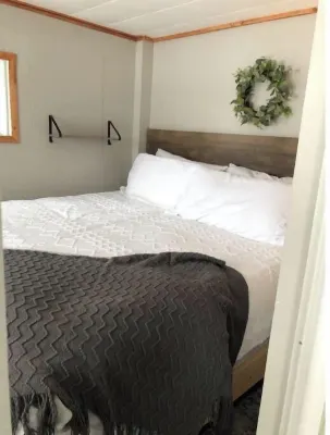 Waterfront relaxation, 3 bedroom lake house Hotels in Square Lake