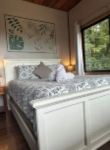 Bright Forest Retreat – 2BR w/ Balcony, Walk to Town, Birds & Wildlife