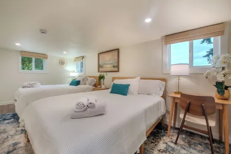 Oceanfront boho cottage in Bremerton Отели рядом с достопримечательностью «Town Way to Water»