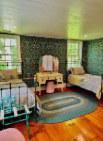 No Fee Luxurious 1885 Farmhouse: Horses, Goats, & Fresh Eggs
