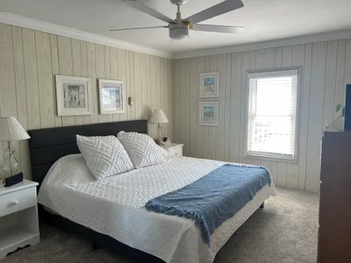 Charming Beachfront 4-bedroom cottage with WiFi, AC in Coldwater