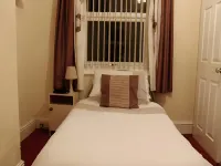 Oakwell Guest House - Parking