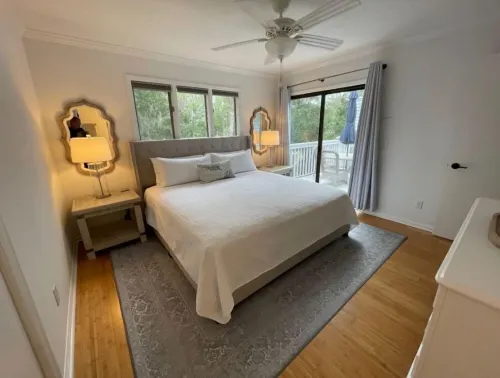Royal James Upper Unit, Sleeps 6 with Loft + 2 Golf Carts & Pool,Close to Beach