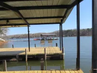 LAKEFRONT Retreat! <br>Escape To Lake Hartwell in this lakeside cottage! Hotels in Gumlog