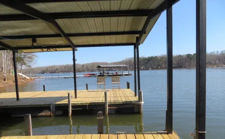 LAKEFRONT Retreat! <br>Escape To Lake Hartwell in this lakeside cottage! Отели в г. Гамлог