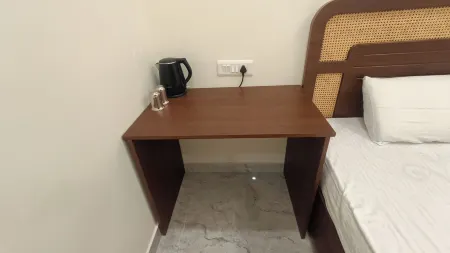 Hare Krishna Stays Отели рядом с достопримечательностью «Sankat Mochan Hanuman Temple»