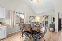 Hikers Hideaway Cozy Resort Condo w/ Pool & More - vue sur la montagne