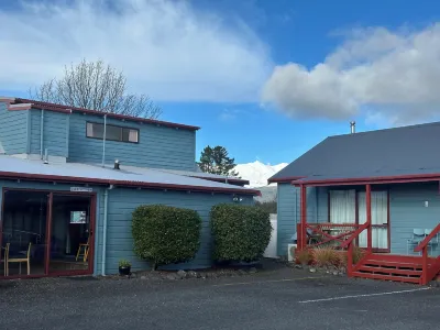 Adventure Lodge and Motels and Tongariro Crossing Track Transport Hotel a 