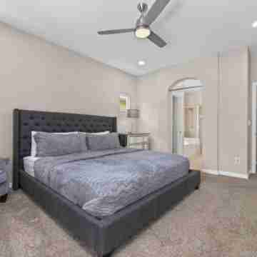 Charming spacious 4 Bed house with WiFi and AC large backyard and pool. Rooms