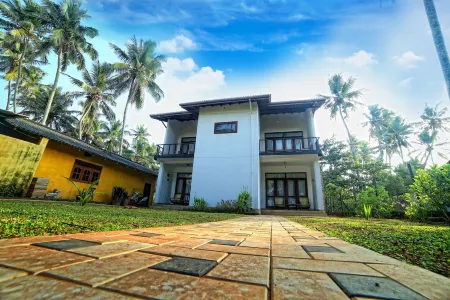 Double room on the beach with breakfast Отели рядом с достопримечательностью «Sri Kannangararamaya»