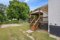 The WashMO Hospitality House WALK to riverfront, shopping, wine shuttle, HOT TUB