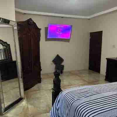 Spacious 5-bedroom house in lovely Kingston with WiFi, AC Rooms