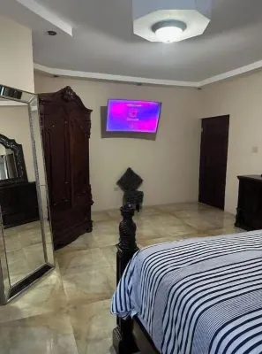 Spacious 5-bedroom house in lovely Kingston with WiFi, AC