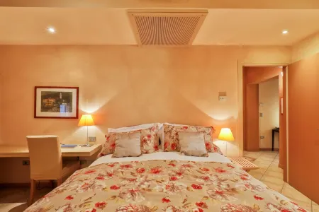 ELEGANT APARTMENT IS LOCATED A FEW STEPS FROM THE LAKEFRONT OF CERNOBBIO. Отели рядом с достопримечательностью «Villa Erba, Cernobbio, Italy»