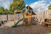 Hot tub, games room & cinema in Bournemouth