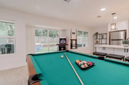 The Austin Hideaway Hot Tub and Firepit Отели рядом с достопримечательностью «Остин Хинду Темпл & Комм Сентер»