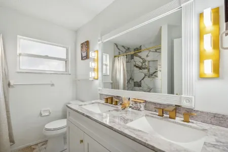 Sarasota 4-bedroom spacious with pool fast WiFi