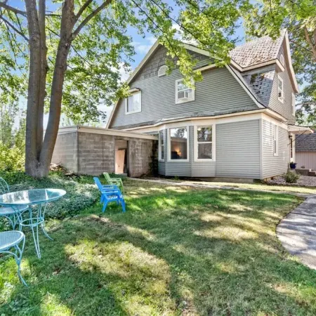 Private full-floor upstairs 2 bedroom apartment @13th & Grand