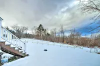 Historic Bradford Home - 8 Mi to Mount Sunapee! - Kæledyr tilladt